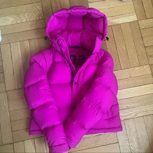 aritzia tna super puff shorty in neon magenta XXS